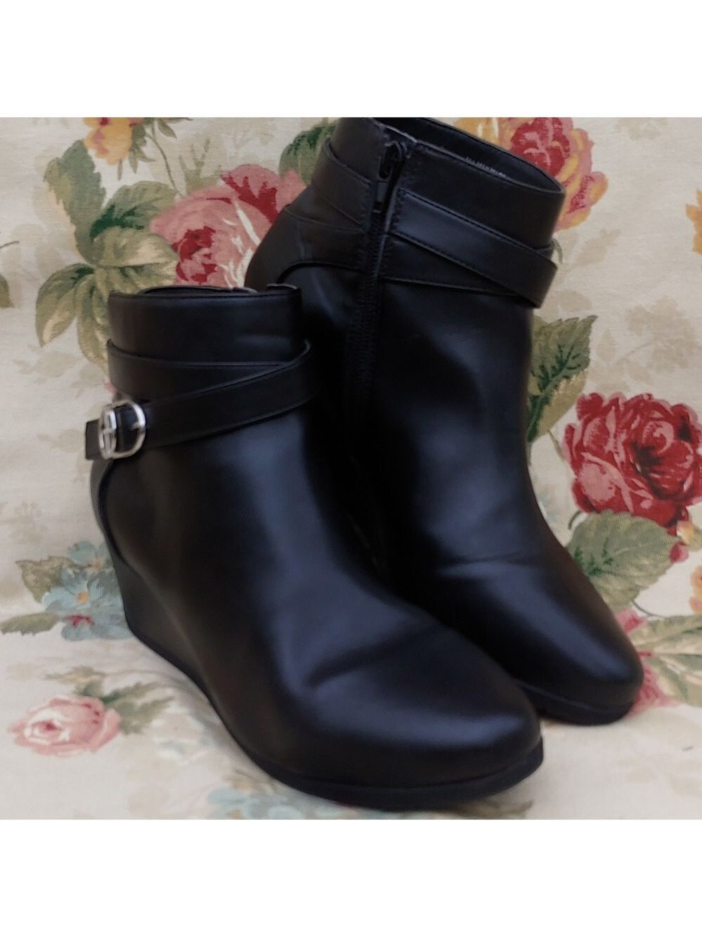 Giani Bernini Cherub Black Buckle Ankle Wedge Booties in Women's size 9